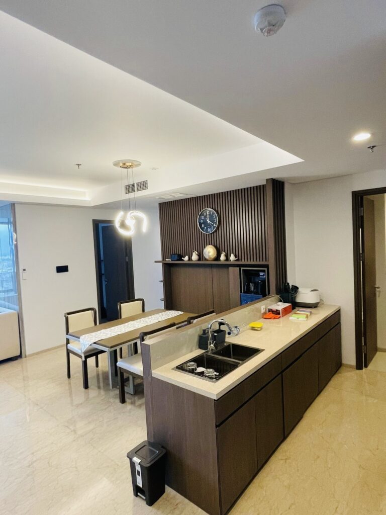 Area dapur kering (pantry) dan ruang makan yang menyatu dalam konsep terbuka di apartemen 31 Sudirman Suites Makassar.