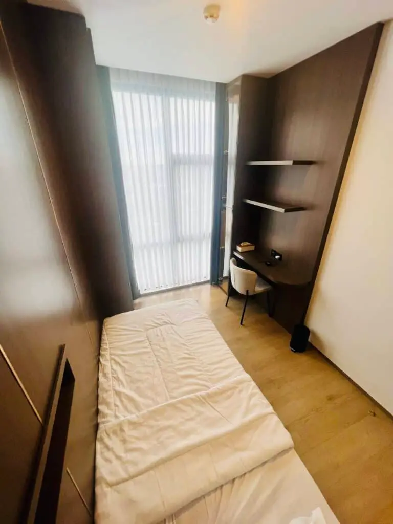 Tata letak kamar tidur fungsional di unit 3 kamar + 1 apartemen 31 Sudirman Suites Makassar yang dijual.