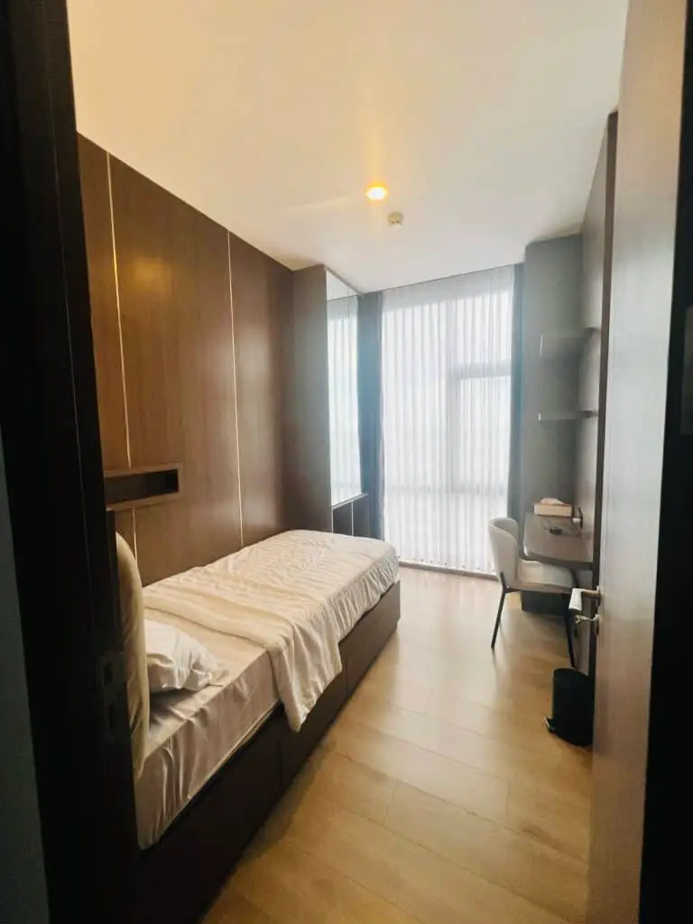 Pemandangan dari pintu masuk ke dalam kamar tidur kedua di apartemen 31 Sudirman Suites Makassar unit 3 kamar + 1.