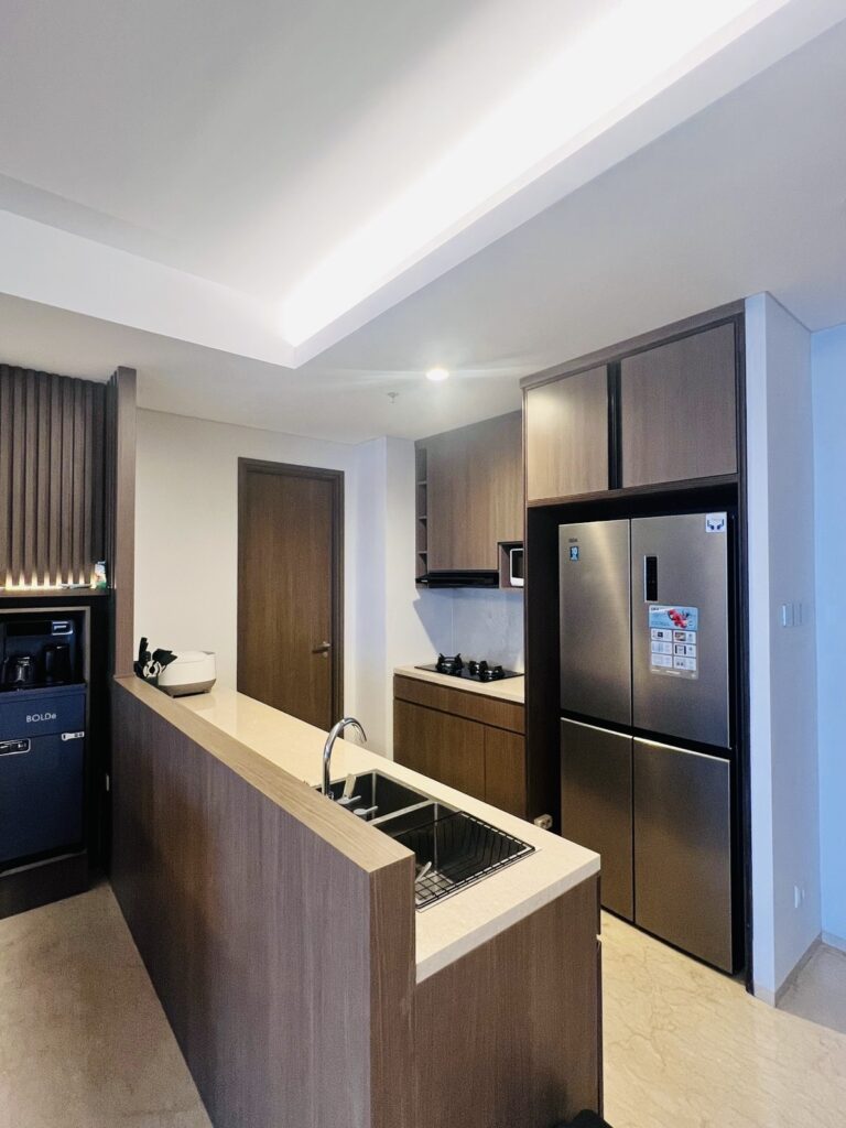 Desain dapur modern dengan island pantry di unit 3 kamar + 1 apartemen 31 Sudirman Suites Makassar yang dijual.